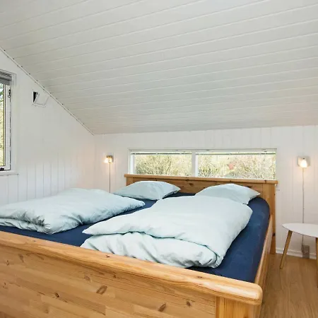 Three-bedroom Holiday In 10 * Hejls