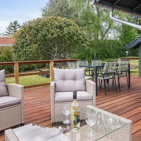 Three-bedroom Holiday In 10