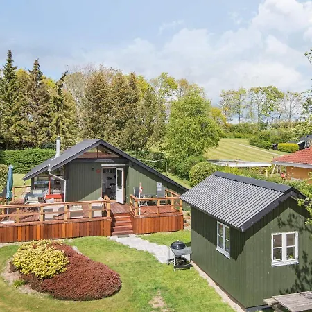 Three-bedroom Holiday In 10 *