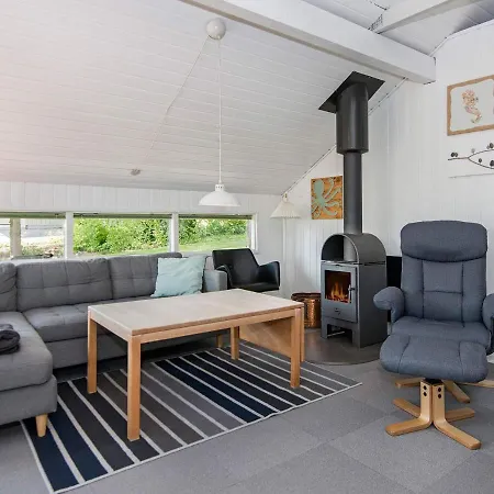 Three-bedroom Holiday In 10