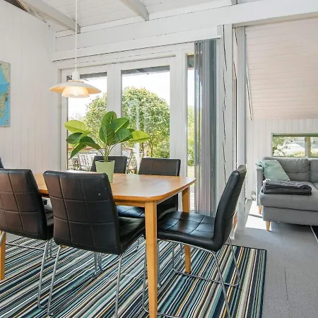 Three-bedroom Holiday In 10 *